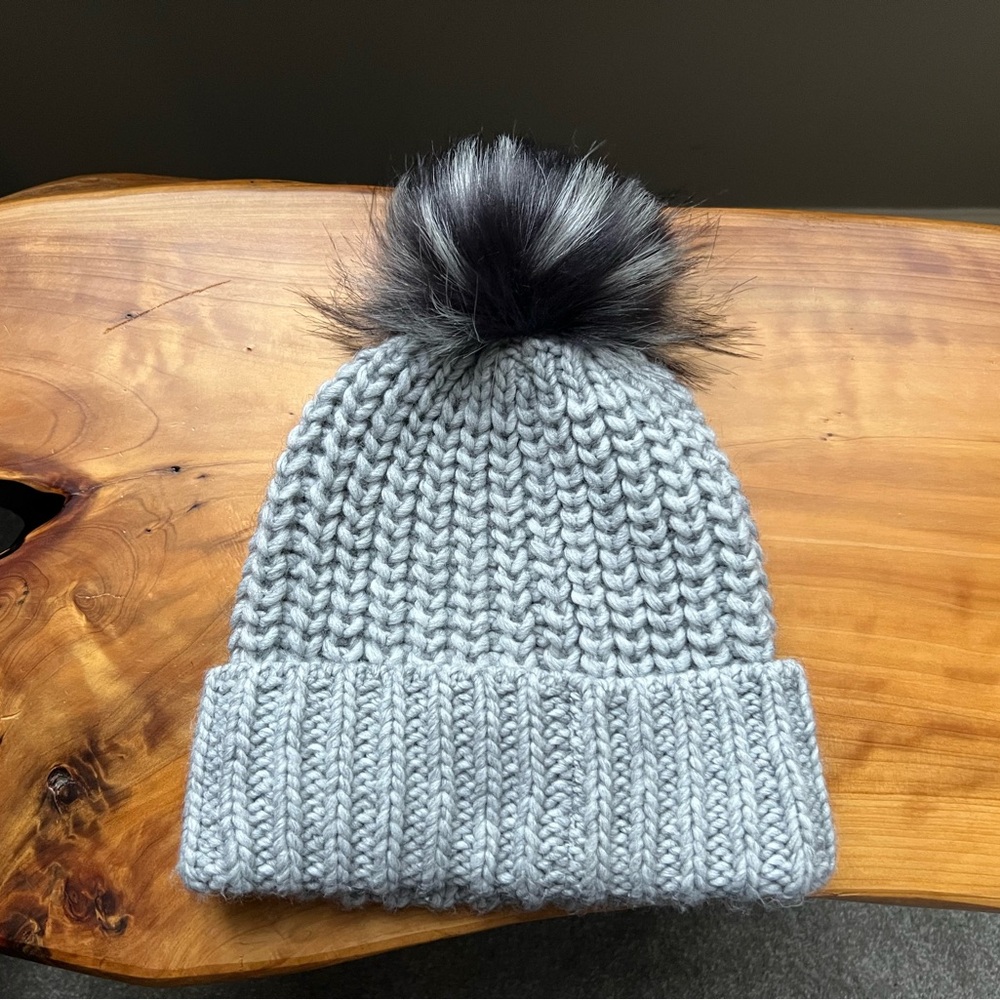 Stylish Gray Knit Beanie with Pom-Pom